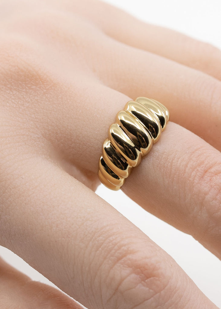 Croissant Ring in Gold
